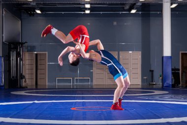 Mavi ve Kırmızı tayt güreş iki genç erkeklerde wrestlng ve bir sarı halı spor salonunda Güreş güreş suplex yapım vardır. Adil güreş kavramı