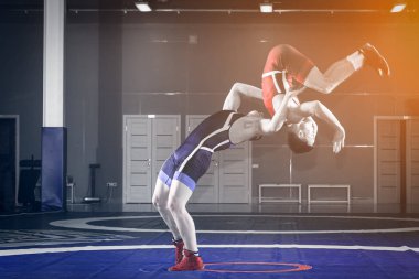 Mavi ve Kırmızı tayt güreş iki genç erkeklerde wrestlng ve bir sarı halı spor salonunda Güreş güreş suplex yapım vardır. Adil güreş kavramı