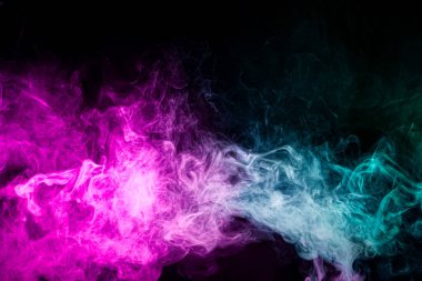 Siyah izole backgroun üzerinde dönen pembe ve mavi duman kadar yakın