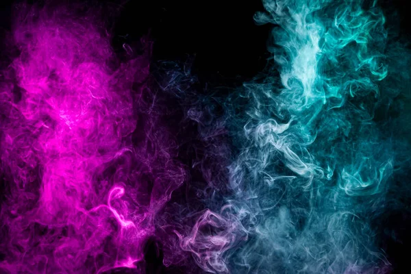 カラフルなピンクとブルーの黒い煙は バック グラウンドを分離しました Vap の煙から背景 — ストック写真