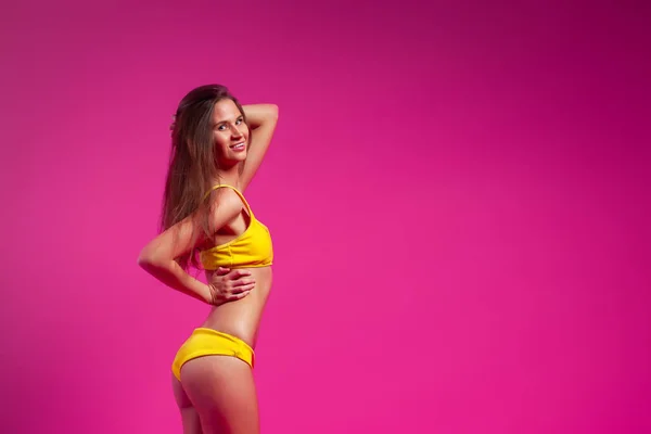 Hermosa Mujer Con Cuerpo Sano Vistiendo Traje Baño Amarillo Sobre — Foto de Stock