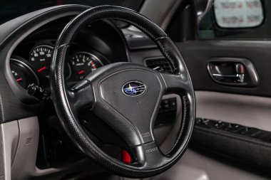 Novosibirsk, Rusya 11 Haziran 2019: Subaru Forester, gösterge panelinin yakın çekim, hız göstergesi ve beyaz arka ışıklı takometre. modern araba interio