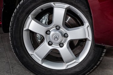 Novosibirsk, Rusya 11 Haziran 2019: Lexus Lx570, alaşım tekerleğinin yakın çekim. Novosibirs bir otoparkta modern bir araba Fotoğraf
