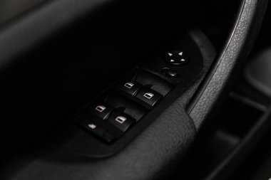Novosibirsk, Rusya 11 Haziran 2019: Bmw X1, yan kapı düğmelerinin yakın çekim: pencere ayar düğmeleri, kapı kilidi. modern araba interio
