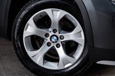 Novosibirsk, Rusya 11 Haziran 2019: Bmw X1, alaşım tekerleğinin yakın çekim. Novosibirs bir otoparkta modern bir araba Fotoğraf