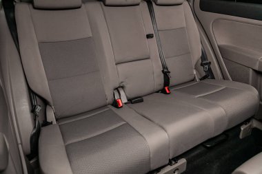 Novosibirsk, Rusya Haziran 11, 2019: Volkswagen Golf +, koltuk kemerli gri arka koltuklar yakın çekim. modern araba interio
