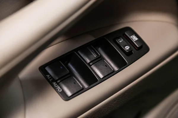 俄罗斯新西伯利亚 2019年6月11日 雷克萨斯Lx570 侧门按钮的特写 窗口调节按钮 现代汽车Interio — 图库照片