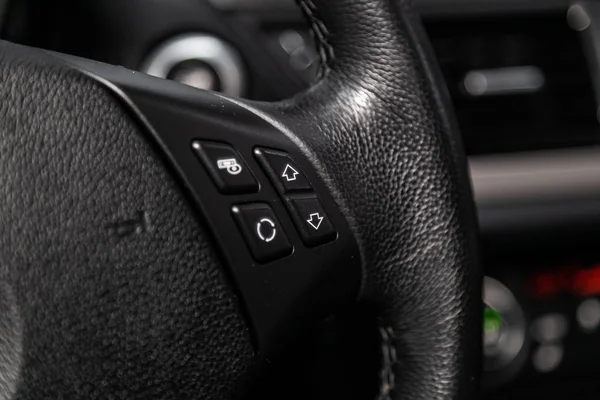俄罗斯新西伯利亚 2019年6月11日 Bmw 多轮手机设置和音量按钮的特写镜头 在新西伯利亚的停车场上拍摄现代汽车的照片 现代汽车Interio — 图库照片