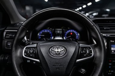Novosibirsk, Rusya Haziran 11, 2019: Toyota Camry, pano yakın çekim, hız göstergesi, takometre ve direksiyon. . modern araba interio