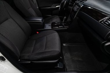 Novosibirsk, Rusya Haziran 11, 2019: Toyota Camry, pano yakın çekim, üfleyici ayarı, klima, oyuncu, direksiyon simidi, koltuklar. modern araba interio