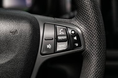 Novosibirsk, Rusya 11 Haziran 2019: Lada Xray, Direksiyon lu araç kumandası,Müzik,Kontrol Sistemi Fonksiyonu ve arabada sesli telefon. modern araba interio