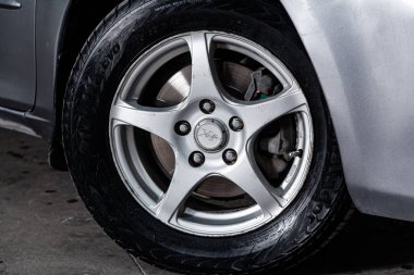 Novosibirsk, Rusya 11 Haziran 2019: Mazda 6, alaşım tekerleğinin yakın çekim. Novosibirs bir otoparkta modern bir araba Fotoğraf