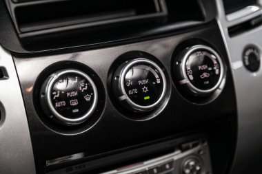  Novosibirsk, Rusya 11 Haziran 2019: Mitsubishi Pajero Sport, gösterge panelinin yakın çekim, üfleyicinin ayarı, klima. modern araba interio