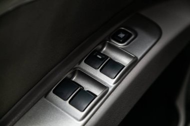 Novosibirsk, Rusya 11 Haziran 2019: Mitsubishi Pajero Sport, yan kapı düğmelerinin yakın çekim: pencere ayar düğmeleri, kapı kilidi. modern araba interio