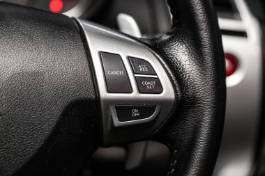 Novosibirsk, Rusya Haziran 11, 2019: Mitsubishi Pajero Sport, Direksiyon direksiyon araba denetleyici , Müzik, Kontrol Sistemi Fonksiyonu ve arabada sesli telefon. modern araba interio