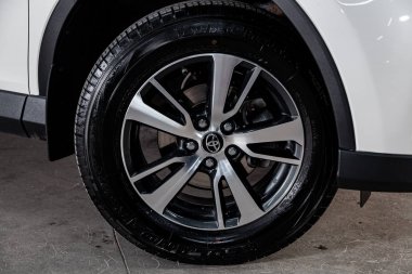 Novosibirsk, Rusya Haziran 11, 2019: Toyota Rav-4, alaşım tekerleği yakın çekim. Novosibirs bir otoparkta modern bir araba Fotoğraf