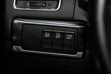 Novosibirsk, Rusya 11 Haziran 2019: Mazda Cx-5, off road düğmelerinin yakın çekim. modern araba interio