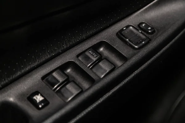 ノボシビルスク ロシア2019年6月11日 マツダ6 サイドドアボタンのクローズアップ ウィンドウ調整ボタン ドアロック 現代車インターリオ — ストック写真