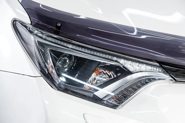 Novosibirsk, Rusya 11 Haziran 2019: Toyota Rav-4, far yakın çekim. Novosibirs bir otoparkta modern bir araba Fotoğraf