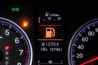 Siyah salonlu arabanın iç görünümü. Modern lüks prestij araba iç: speedometer, gösterge paneli ve beyaz arka ışık ve diğer düğmeleri ile takometre. 