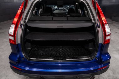 Garajda açık bagajı olan bir Suv mavisi arabanın arka görüntüsünü kapatın. Boş araba bagajı