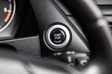 Novosibirsk, Rusya Haziran 11, 2019: Bmw X1 , start stop motor düğmeleri yakın çekim. modern araba iç
