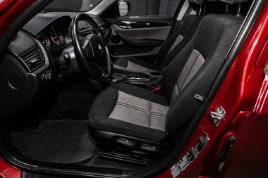 Novosibirsk, Rusya Haziran 11, 2019: Bmw X1, gösterge paneli yakın çekim, üfleyici ayarı, klima, oyuncu, direksiyon simidi, siyah koltuklar. modern araba iç