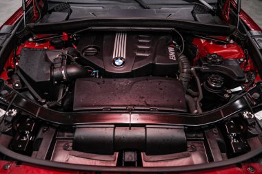 Novosibirsk, Rusya Haziran 11, 2019: Bmw X1, motor yakın çekim, ön görünüm. Içten yanmalı motor, araba parçaları, deteyling