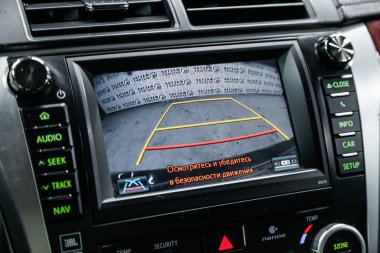 Novosibirsk, Rusya 11 Haziran 2019: Toyota Camry, ters kamera yakın çekim. modern araba iç