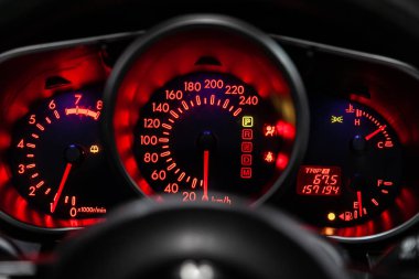 Novosibirsk, Rusya 11 Haziran 2019: Mazda Cx-7, gösterge panelinin yakın çekim, hız göstergesi ve kırmızı arka ışıklı takometre. modern araba interio