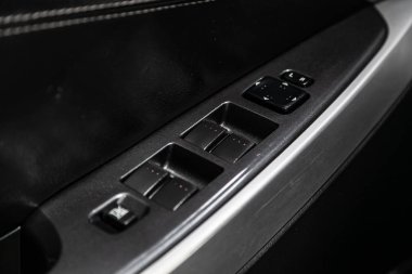 Novosibirsk, Rusya 11 Haziran 2019: Mazda Cx-7, yan kapı düğmelerinin yakın çekimi: pencere ayar düğmeleri, kapı kilidi. modern araba interio