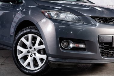 Novosibirsk, Rusya 11 Haziran 2019: Mazda Cx-7, farın yakın çekim, tampon, tekerlek. Novosibirsk bir otoparkta modern bir araba Fotoğraf