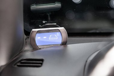 Novosibirsk, Rusya 11 Haziran 2019: Mitsubishi Pajero Sport, ters kamera yakın çekim, park sistemleri. modern araba iç 