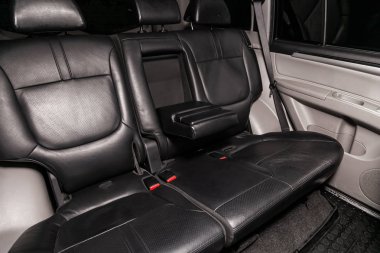 Novosibirsk, Rusya Haziran 11, 2019: Mitsubishi Pajero Sport, koltuk kemerli siyah deri arka koltuklar yakın çekim. modern araba iç