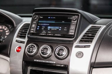 Novosibirsk, Rusya 11 Haziran 2019: Mitsubishi Pajero Sport, sıcaklık, radyo, saat, navigasyon, üfleyici, klima, oyuncu ayarı hakkında bilgi ile pano yakın çekim. modern araba iç