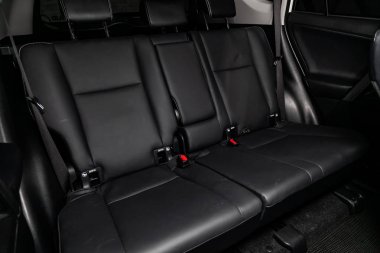Novosibirsk, Rusya Haziran 11, 2019: Toyota Rav-4, koltuk kemerli siyah deri arka koltuklar yakın çekim. modern araba iç