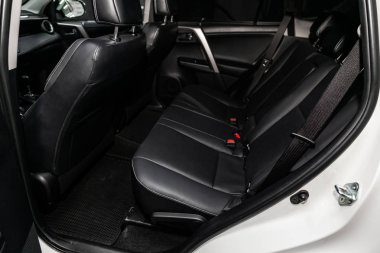 Novosibirsk, Rusya Haziran 11, 2019: Toyota Rav-4, koltuk kemerli siyah deri arka koltuklar yakın çekim. modern araba iç
