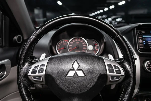 Novosibirsk Rusia Junio 2019 Mitsubishi Pajero Sport Primer Plano Del —  Fotos de Stock
