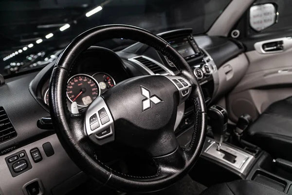 Novosibirsk Rusia Junio 2019 Mitsubishi Pajero Sport Primer Plano Del —  Fotos de Stock