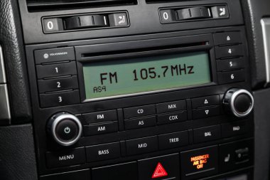 Novosibirsk, Rusya 11 Haziran 2019: Volkswagen Touareg, sıcaklık, radyo, saat ve diğer hakkında bilgi ile gösterge paneli yakın çekim. modern araba iç