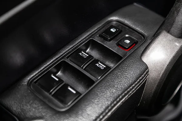 ノボシビルスク ロシア2019年6月11日 ホンダCr サイドドアボタンのクローズアップ 窓調整ボタン ドアロック モダンな車のインテリア — ストック写真