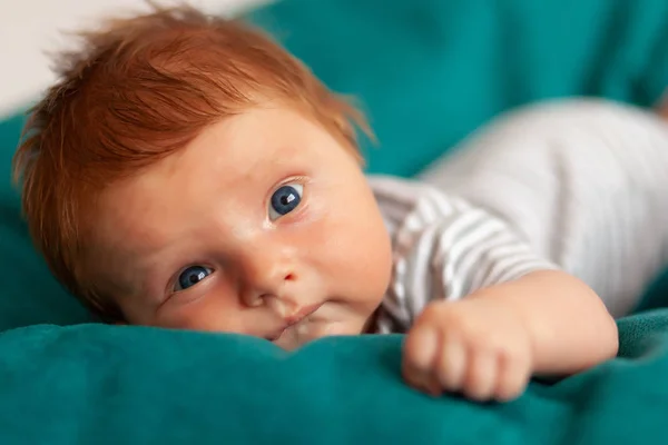 Портрет Новорожденного Мальчика Месяц Полосатом Телесном Костюме Рыжие Волосы Голубые — стоковое фото