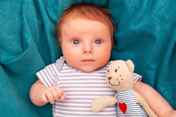 Портрет Новорожденного Мальчика Месяц Полосатом Телесном Костюме Рыжие Волосы Голубые — стоковое фото