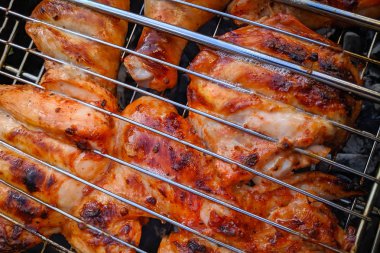 Izgara chiken - paleo gıda fotoğrafçılığı. Lezzetli chiken biftek, sıcak barbekü ızgara. Kavrulmuş chiken bacak Izgara, Barbekü 