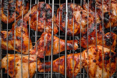 Izgara chiken - paleo gıda fotoğrafçılığı. Lezzetli chiken biftek, sıcak barbekü ızgara. Kavrulmuş chiken bacak Izgara, Barbekü 