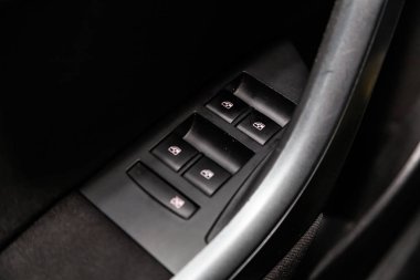 Novosibirsk, Rusya 14 Haziran 2019: Opel Astra, yan kapı düğmelerinin yakın çekim: pencere ayar düğmeleri, kapı kilidi. modern araba iç