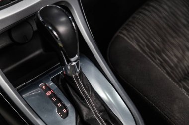 Novosibirsk, Rusya 14 Haziran 2019: Opel Astra, , hızlandırıcı kolu ve düğmeleri yakın çekim. araba otomatik şanzıman dişli , araba iç