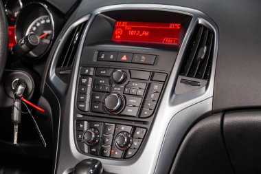 Novosibirsk, Rusya Haziran 14, 2019: Opel Astra, sıcaklık hakkında bilgi ile pano yakın çekim, radyo, saat ve diğer, üfleyici ayarı, klima, oyuncu. modern araba iç