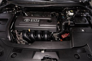 Novosibirsk, Rusya Haziran 14, 2019: Toyota Avensis, motor yakın çekim, ön görünüm. Içten yanmalı motor, araba parçaları, deteyling