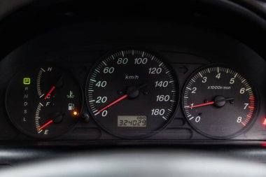 Novosibirsk, Rusya 14 Haziran 2019: Mazda Capella, gösterge panelinin yakın çekim, hız göstergesi ve beyaz arka ışıklı takometre. modern araba iç